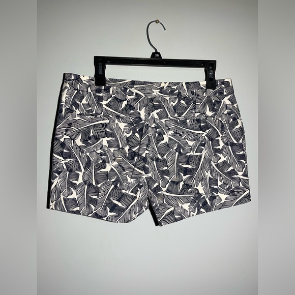 Banana Republic Black and White Hampton Fit Shorts - Picture 5 of 11